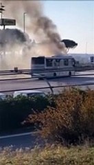 Il pullman ? in fiamme, i passeggeri sono gi? stati messi in salvo dall'autista