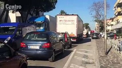 Silvi assediata dai bisonti della strada