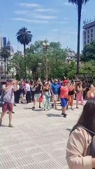 Milei salió a saludar por su cumpleaños y lo recibieron como se debe