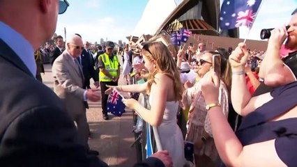 Hundreds folk to the Sydney Opera House in hopes of meeting the King