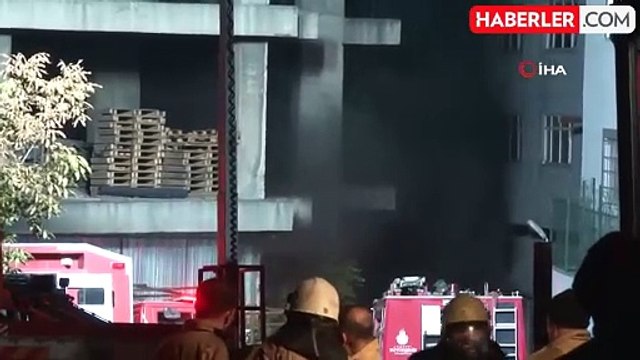 Zeytinburnu'ndaki iş merkezi yangınında 13 saat süren söndürme çalışmaları devam ediyor