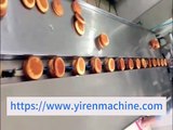 手工放蛋糕夹心连包机Handmade cake filling and packaging machine.