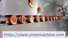 手工放蛋糕夹心连包机Handmade cake filling and packaging machine.