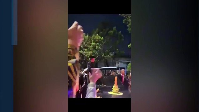 Jokowi Pulang ke Solo Sambil Bagi-Bagi Kaos