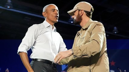 Obama rapea por Eminem en un mitin a favor de Kamala en el que el rapero participa