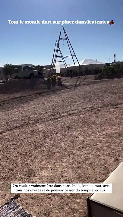 Rachel Legrain-Trapani et Valentin Leonard accueillant leurs invités pour leur mariage au Maroc