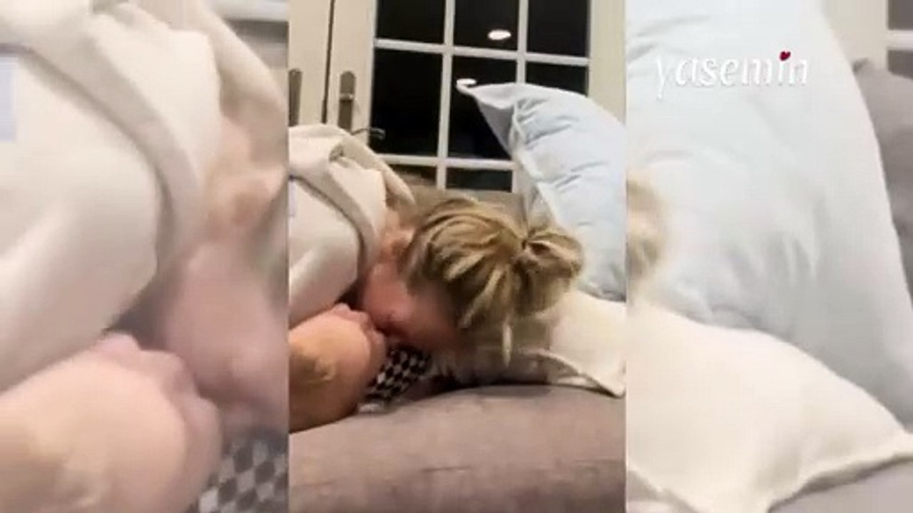 Anne kız yastık savaşı yaptılar! Küçük kızın kahkahası görenlerin kalbini ısıttı