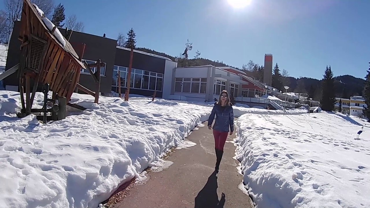 Special mit Lena: Rundgang durch den Ferienclub Maierhöfen im Winter.