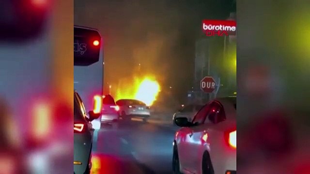 ANTALYA Kamyondaki geri dönüşüm malzemeleri alev aldı (VİDEO EKLENDİ)