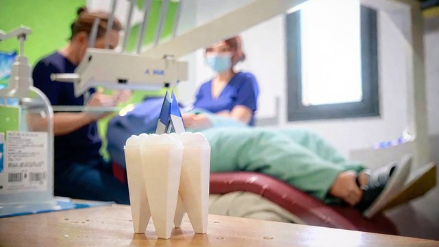 Vrai ou faux : les étrangers en situation irrégulière peuvent-ils réellement obtenir des couronnes dentaires sans frais ?