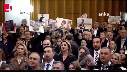 İYİ Parti Genel Başkanı Dervişoğlu, Meclis kürsüsünden 'urgan' fırlattı: 'Bahçeli al bunu başının ucuna as'