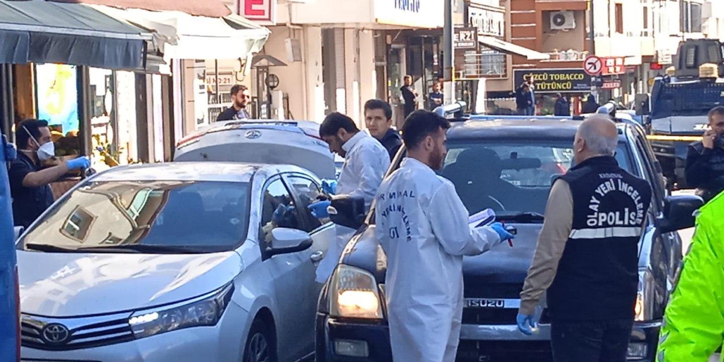 Polise çekiçli saldırı! Emekli albay ve oğlu yaralandı