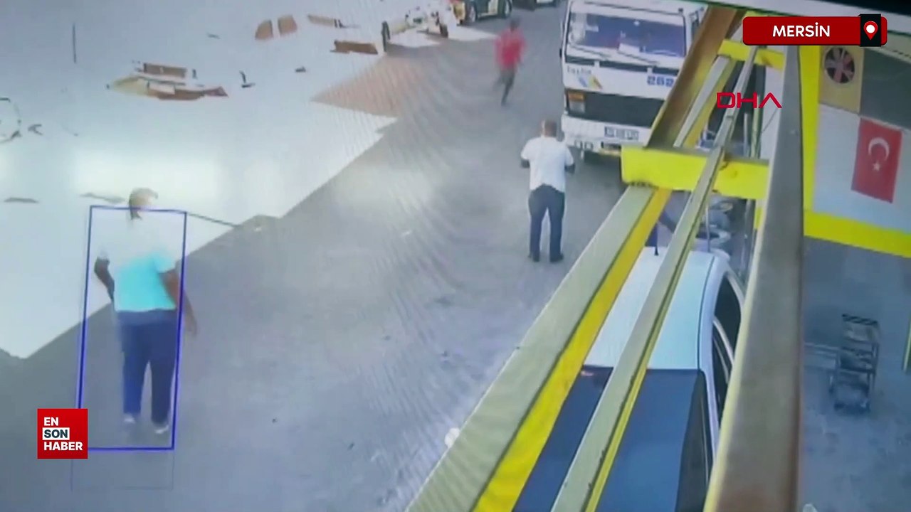 Mersin'de otomobile konan karga, kaputtaki anahtarı aldı