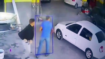 Otomobile konan karga, kaputtaki anahtarı aldı
