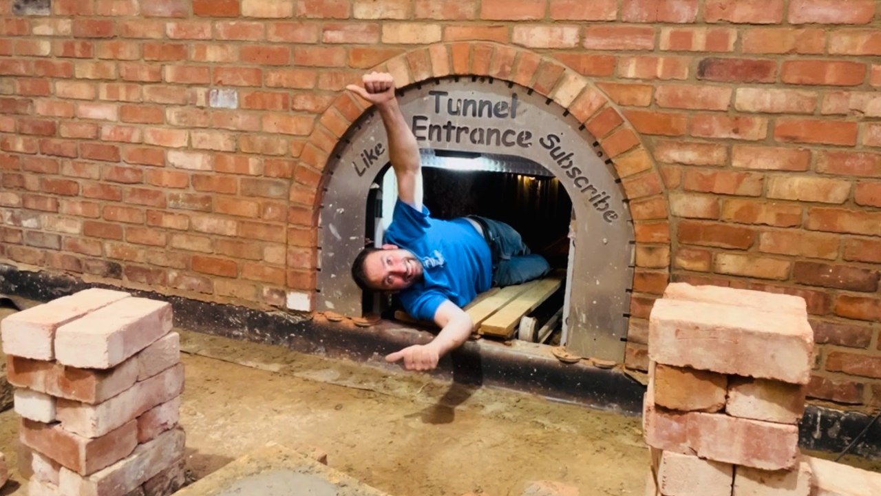 Mann baut unterirdischen bunker und tunnel