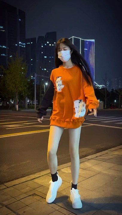 因果摇莫问舞蹈挑战 两脚不踏社会门 ，争做四川好女人 #跳舞使我快乐#歌曲莫问#扭一扭