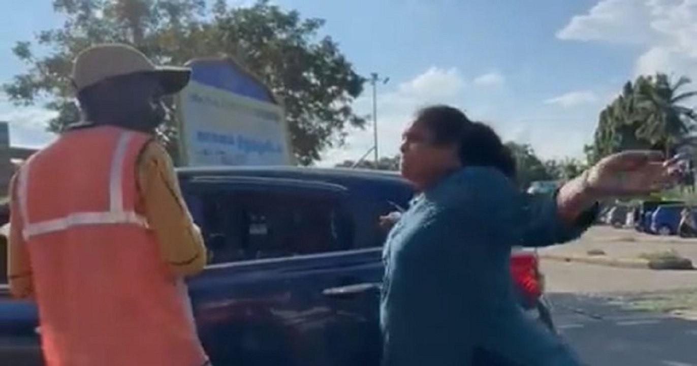 VIDEo: नो-पार्किंग नियम को लेकर परिवार ने गार्ड पर किया हमला, 3 गिरफ्तार