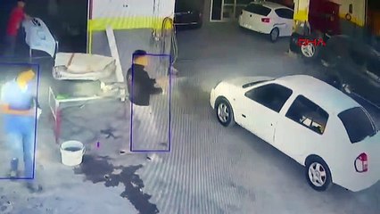 Otomobil hırsızı kamerada: Herkesin gözü önünde anahtarı çalıp kaçtı