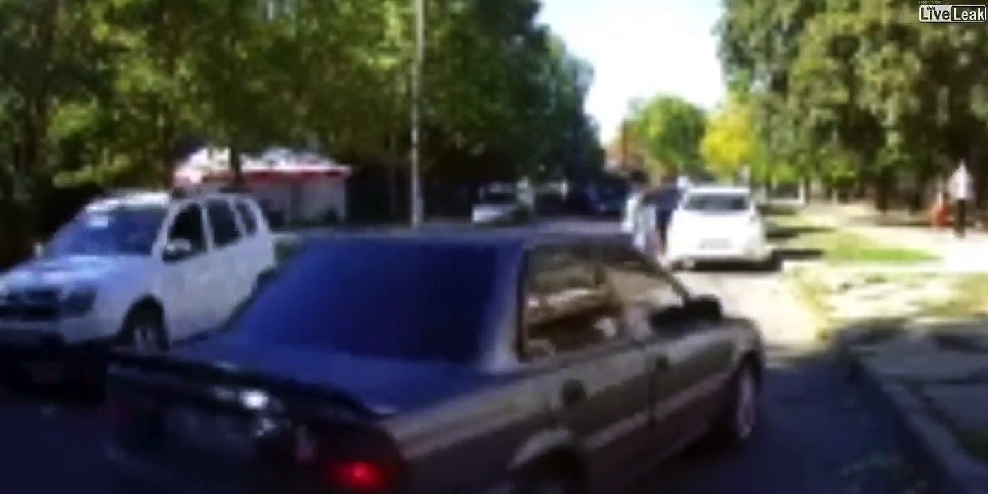 Il ouvre la porte de sa voiture pour la dernière fois...