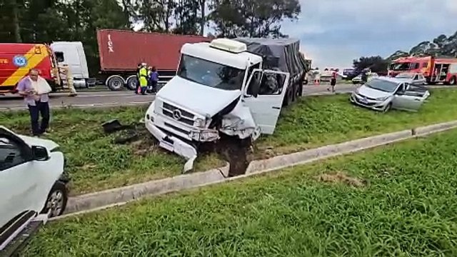 Acidente com seis veículos deixa dois feridos em Curitiba