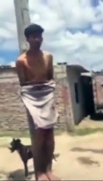 Atrapó a dos ladrones que le habían robado, los ató a un poste y los desnudó