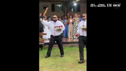 Casamento em BH acontece debaixo de chuva e viraliza
