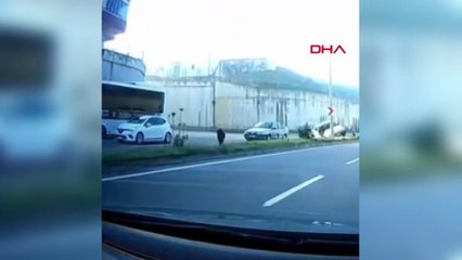 Otomobilin elektrik direğine çarptığı kaza kamerada
