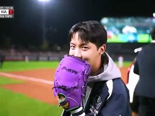 J-Hope, do BTS, participa de jogo de beisebol