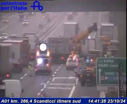 Camion ribaltato in A1