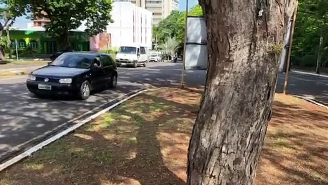 Placa de obra em canteiro na avenida Apucarana gera transtornos para motoristas