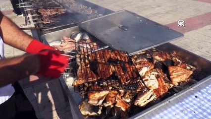 Sinop'ta ızgarada pişirilen bin palamut şenlikte dağıtıldı