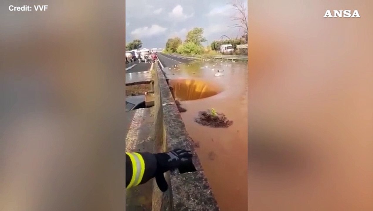 Maltempo a Catanzaro, auto ingoiata da una voragine sulla statale 280