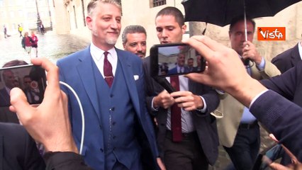 Giuli lascia la Camera dopo il Question time ed entra a Palazzo Chigi senza rispondere ai cronisti