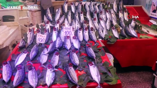 Tezgahlarda çeşit çok ama en çok palamut satılıyor