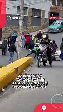 En algunos puntos de bloqueo de la ciudad de La Paz, choferes del transporte público chicotean a conductores que desacatan el paro. En otro punto se ve cómo empujan a un motociclista por sortear a un grupo de movilizados.