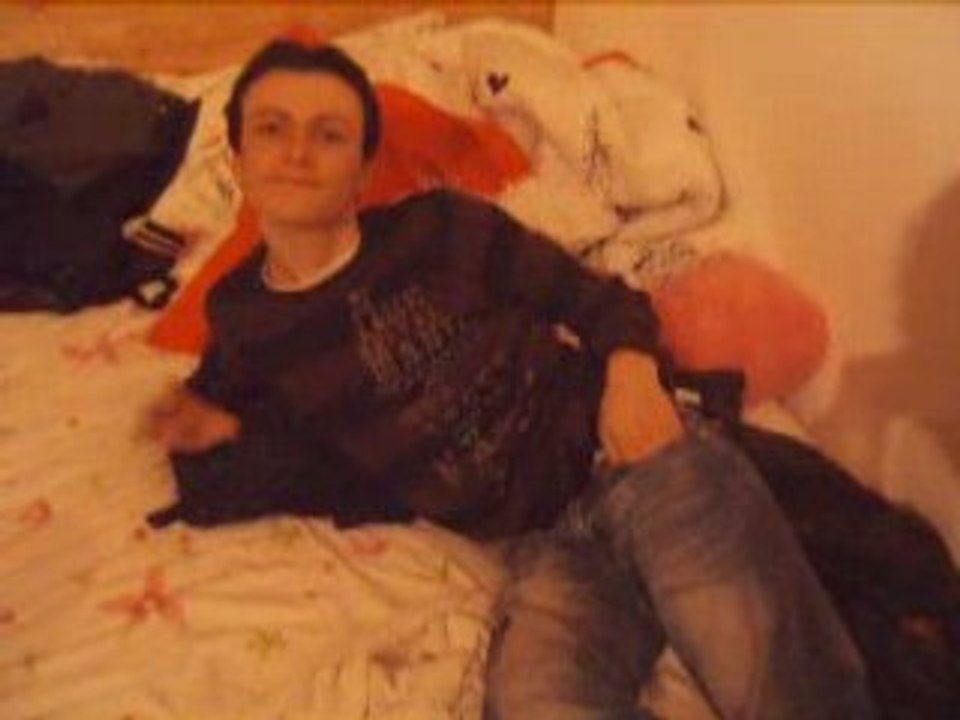 04 - David sur le lit trop saoul