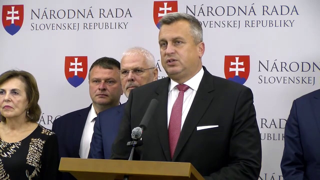 ZÁZNAM: SNS víta vstup D. Muňka do jej poslaneckého klubu