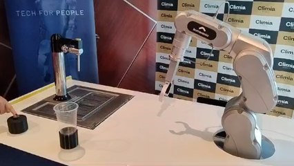 Robot cervecero de Bumerania Robotics en una demostración en el hotel Climia Benidorm Plaza.