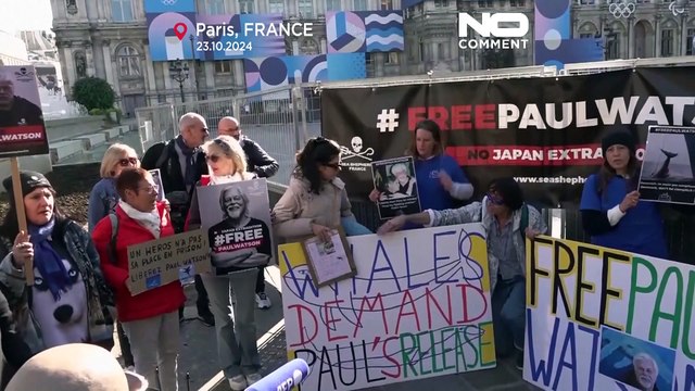 Des centaines de personnes à Paris soutiennent Paul Watson, menacé d'extradition vers le Japon