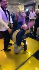 الاسطى عبده البلف داخل بيرقص في فرح