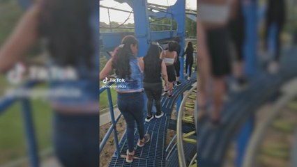 La montaña rusa de 22 metros sufre una avería y los pasajeros se ven obligados a bajar de la forma más aterradora