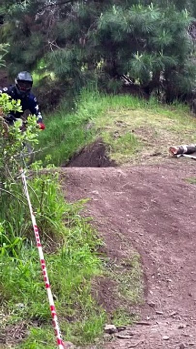 La importancia de andar bien protegido @mity_mtb   El Mity venía a fondo en su bajada final, un error as... costar así de caro   , las protecciones son fundamentales y menos mal que el Mity iba con todo y quedó de una pieza   L