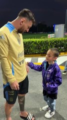 Mirá el tierno momento entre Messi y un fanático de la Selección argentina