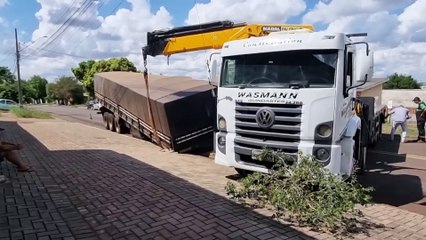 Asfalto e calçada são danificados em incidente com carreta no Universitário