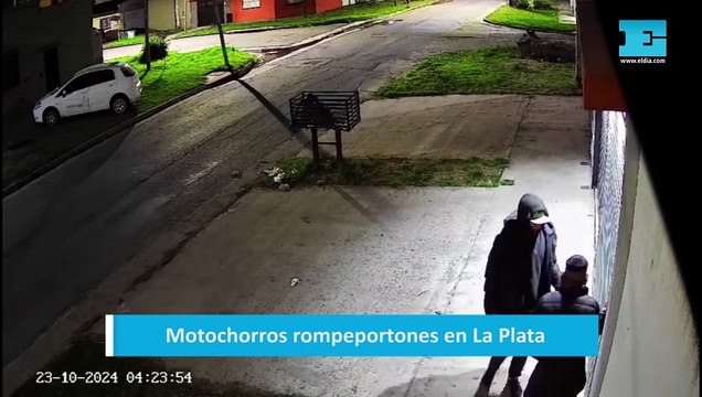 Motochorros rompeportones en La Plata. Así se llevaron a una Honda Repsol de una vivienda en 57 y 135 de Los Hornos