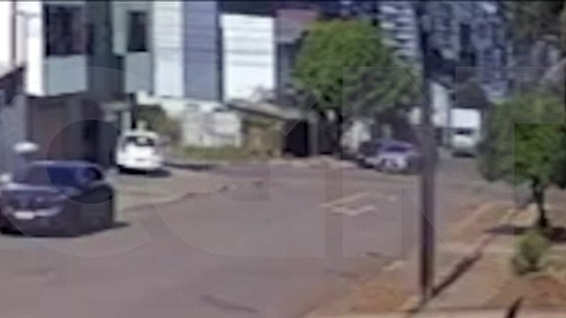 Câmera registra acidente entre carro e moto na Rua Nereu Ramos