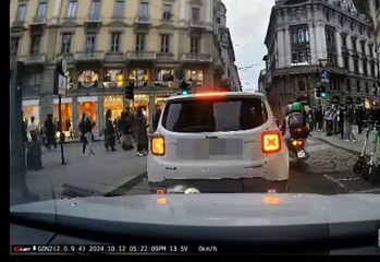 Il taxi ribaltato in via Meravigli dopo l'impatto con un massello del pav? dissestato