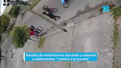 Bandita de motochorros atacando y robando a adolescentes "camino a la escuela"