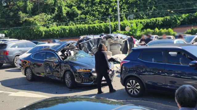 70대 몰던 승용차가 주차장 돌진...차량 10대 파손 / YTN