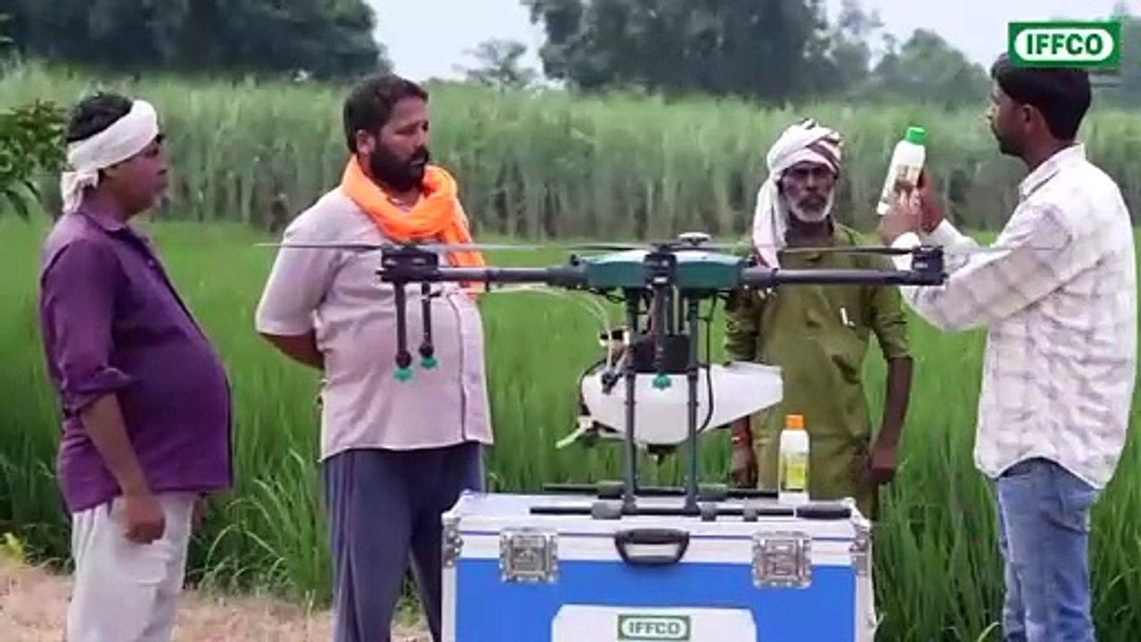 ড্ৰোনৰ জৰিয়তে নেনো সাৰ স্প্ৰে কৰা